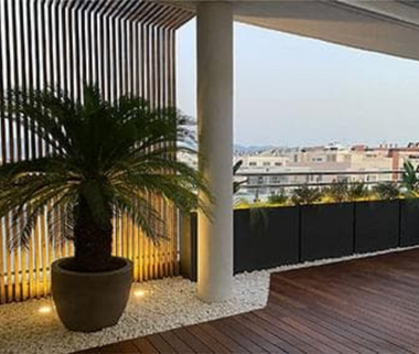 Imagen de una de las terrazas diseñadas y construidas por Idenok en la que se ve una palmera como elemento decorativo