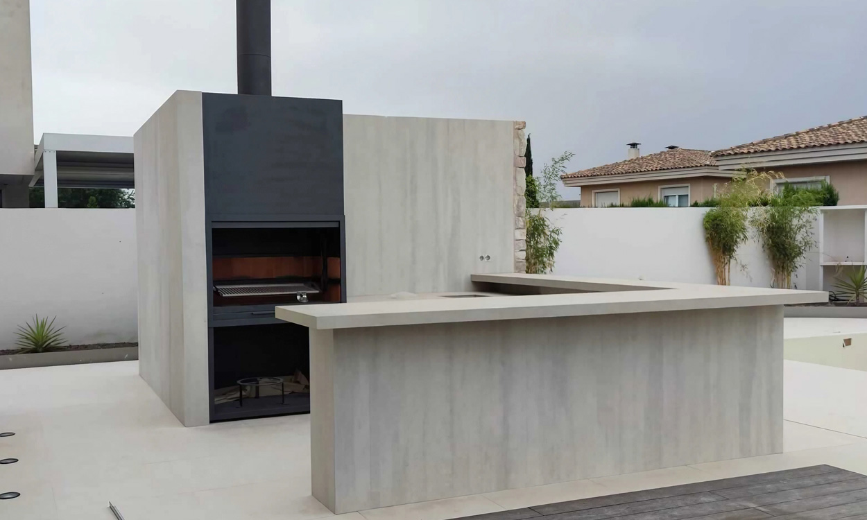 La barbacoa y la barra de la terraza de la vivienda de lujo en Alicante diseñada por IDENOK