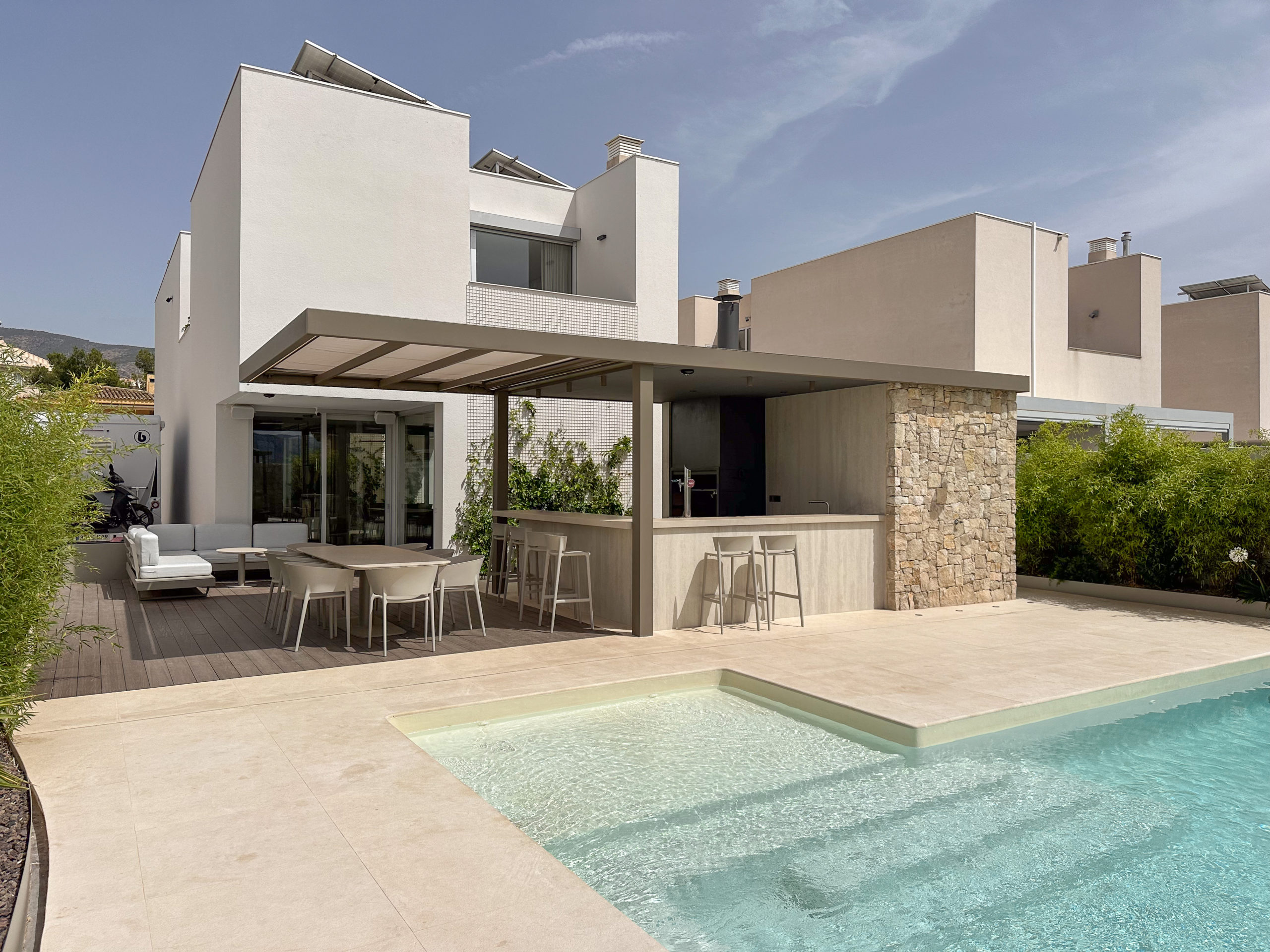 Una terraza de diseño en una vivienda de lujo en Alicante 3 Pérgola hecha a medida para la terraza de diseño de IDENOK