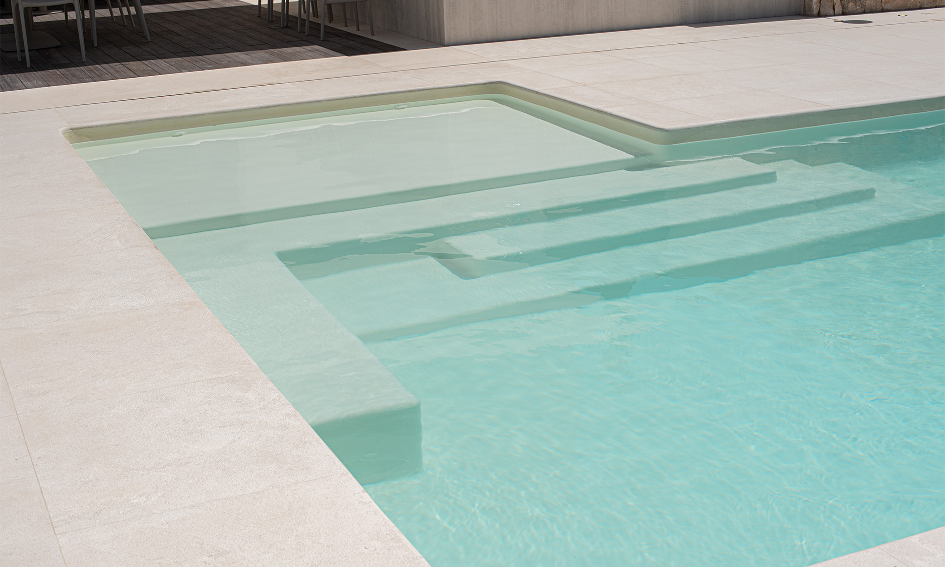 Una terraza de diseño en una vivienda de lujo en Alicante 4 zona de la piscina