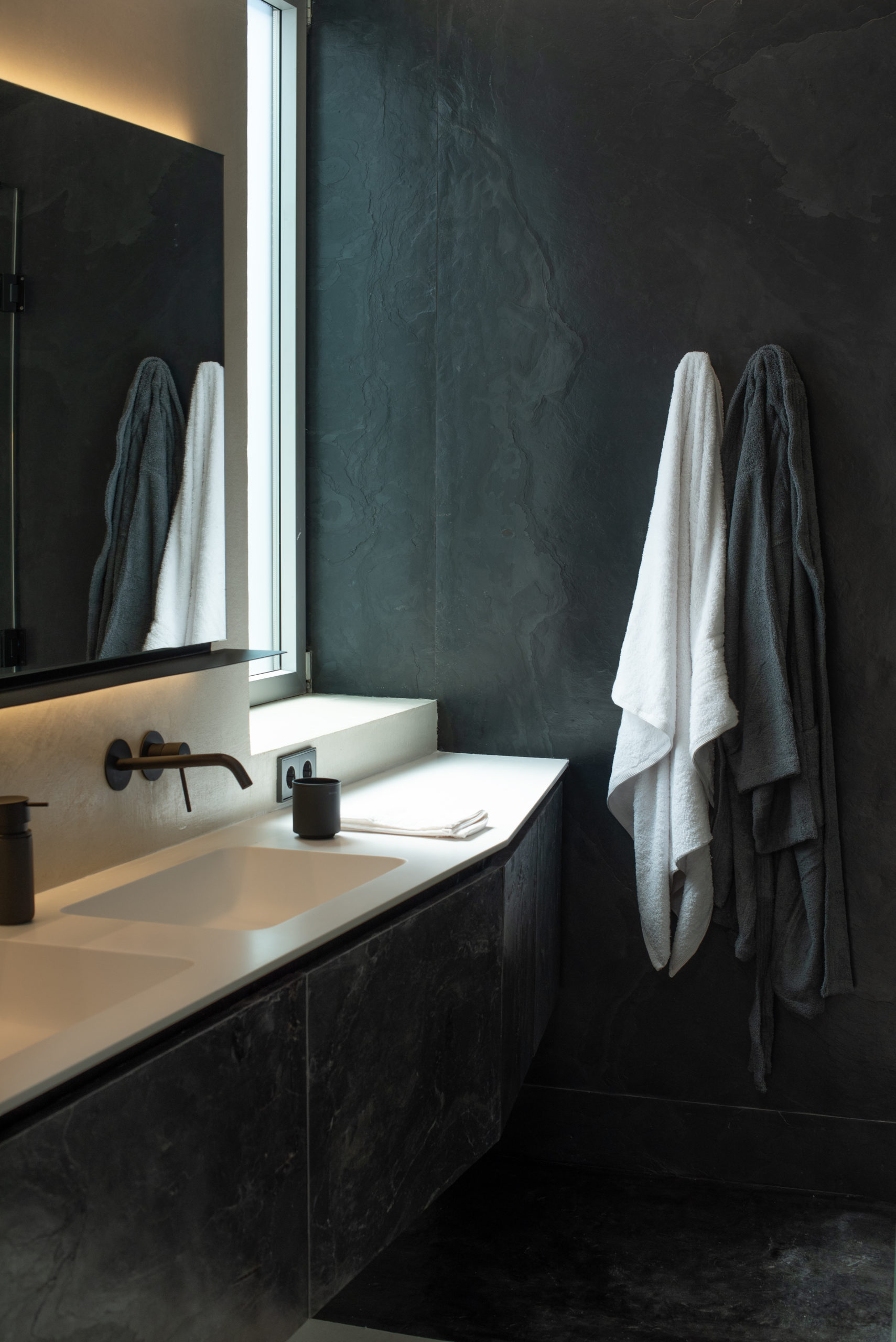 An oasis of design and functionality: Comprehensive home renovation 2 Diseño cuarto de baño de microcemento
